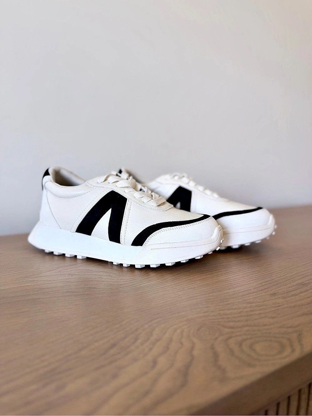 Mia Women's White & Black Sneakers EUC